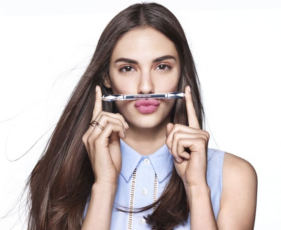 حواجب ممتلئة مع Goof Proof من Benefit مجلة هي